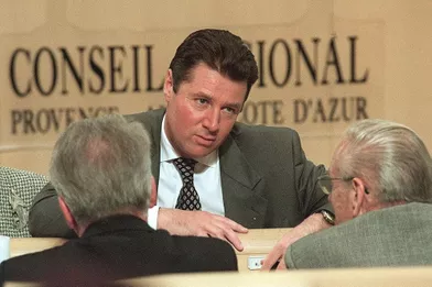  Christian Estrosi (C), président du groupe UDF de la Région Provence-Alpes-Cote-d'Azur s'entretient avec des conseillers régionaux de sa formation dans l'hémicycle du Conseil régional, le 20 mars 1998.