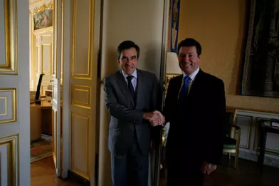 François Fillon échangeant une poignée de mains avec le nouveau ministre de l'Industrie Christian Estrosi dans un bureau de Matignon en 2009.