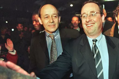 Le député-maire de Lorient Jean-Yves Le Drian (G), tête de liste de la gauche, accueille le premier secrétaire du Parti socialiste Francois Hollande en 1998.