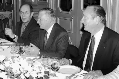 Le président de la République Jacques Chirac (D) s'entretient, le 04 décembre à Rennes, avec le président de la région Bretagne, Josselin de Rohan (2eD) et le maire socialiste de Lorient, Jean-Yves Le Drian, lors d'un déjeuner dans le cadre de sa visite dans la région, en 1998.