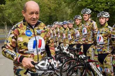 France, 15 octobre 2012 --- Le ministre de la Défense, Jean-Yves LE DRIAN, en treillis militaire, participe à l'entrainement de l'équipe cycliste de l'Armée de Terre à Montlhéry. L'équipe créée en 2010 compte 20 cyclistes. Jean-Yves Le Drian est un amateur de vélo, il a parcouru ce jour 35 km en une heure trente.