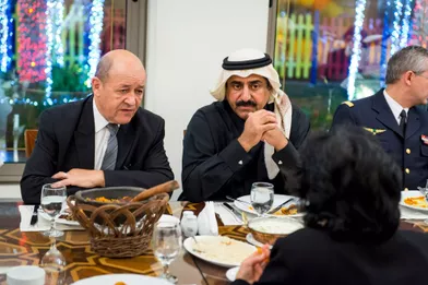 Visite diplomatique de Jean-Yves LE DRIAN et sa délégation à DOHA le 19 janvier 2015 : le ministre de la Défense lors d'un dîner officiel avec son homologue qatari, le général Hamad AL ATTIYAH.