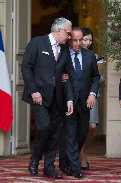 François Hollande prend par le bras l'un de ses invités, le chef Alain Ducasse.