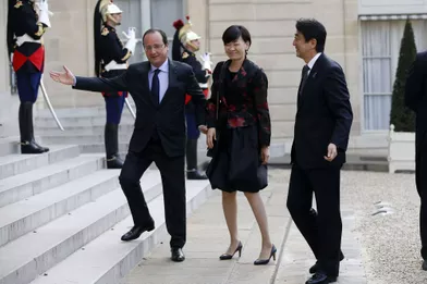 François Hollande accueille Shinzo Abe et son épouse Akie, lundi soir.