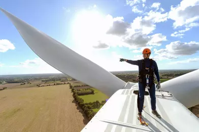 YannickJadot au sommet d'une des trois éoliennes du parc de Saint-Père-en-Retz (Loire-Atlantique), à 100 mètres de hauteur, le 22 octobre 2021.