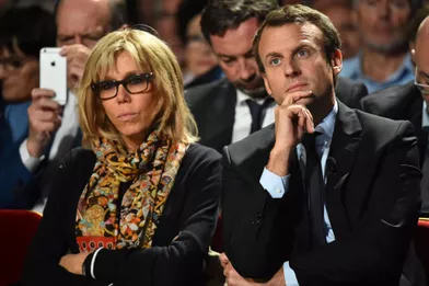 Brigitte Macron est désormais aux côtés de l’ex-ministre, au premier rang dans ses meetings, comme ici le 11 octobre, au Mans, et prête à le défendre devant la presse.