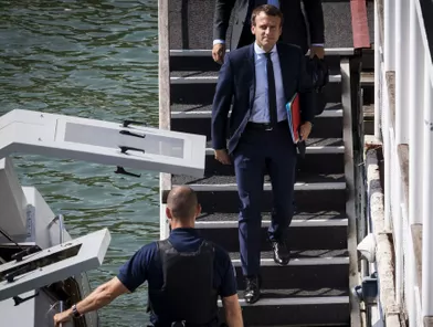 Le 30 août 2016, le ministre de l’Economie démissionne. Il est suivant à la trace par les objectifs lorsqu’il embarque à bord de la vedette fluviale à Bercy pour se rendre à l’Elysée.