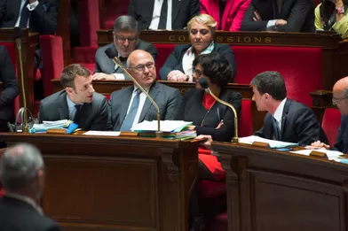 10 mai 2016, dans l’Hémicycle du Palais-Bourbon. Manuel Valls, manifestement énervé, échange avec son ministre de l’Economie. L'échange, capturé par les caméras sans son, paraît symbolique des tensions entre les deux hommes.