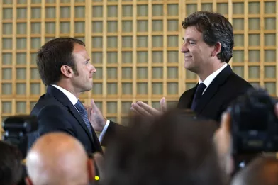 Le 27 août 2014, passation de pouvoir à Bercy entre Emmanuel Macron et Arnaud Montebourg. C’est aussi le symbole d’une ligne sociale-libérale désormais assumée.