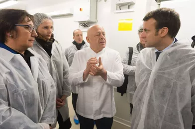 Aux côtés du chef Thierry Marx, aujourd’hui un de ses soutiens, Emmanuel Macron visite Té Créateur d’instants, un traiteur, à Montreuil, le 11 janvier 2016.