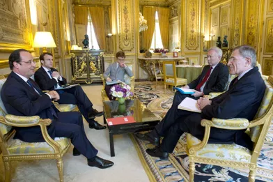 Le 4 avril 2014, Emmanuel Macron est aux côtés du Président lors d’une réunion avec les dirigeants d’Europlace, Gérard Mestrallet (à droite) et Arnaud de Bresson.