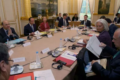 8 novembre 2013, Emmanuel Macron, conseiller du président, à la table des grands lors d’une réunion à l’Elysée avec Christine Lagarde, directrice générale du FMI, et Angel Gurria, secrétaire général de l’OCDE.