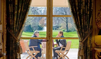 Jeudi 19 mars, avant de s’envoler pour Bruxelles, le président Sarkozy reçoit le Premier ministre Gordon Brown à l’Elysée. Entre eux, leur interprète.