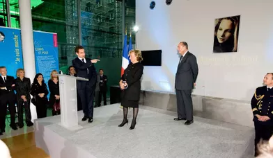 C’est ainsi que le président a salué les époux Chirac alors qu’il remettait les insignes de chevalier de la Légion d’honneur à Bernadette Chirac, le mercredi 18, à la Maison de Solenn, créée grâce à l’opération Pièces jaunes qu’elle a initiée.