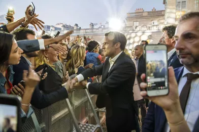 Selfies et poignées de mains pour le couple présidentiel.