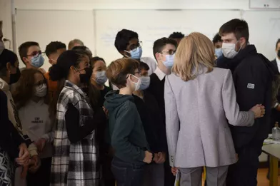 Brigitte Macron et Jean-Michel Blanqueront rencontré des élèves d'un collège du 15e arrondissement jeudi, àl'occasion de la journée nationale de lutte contre le harcèlement scolaire.