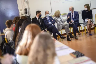Brigitte Macron et Jean-Michel Blanqueront rencontré des élèves d'un collège du 15e arrondissement jeudi, àl'occasion de la journée nationale de lutte contre le harcèlement scolaire.