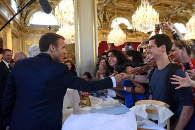 A l'occasion de la journée du patrimoine, le président de la République Emmanuel Macron a répondu aux interrogations des Français présents à l'Elysée. Il a notamment repris un jeune sur le sujet de l'emploi.