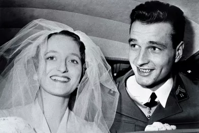 Le 16 mars 1956, Bernadette Chodron de Courcel épouse Jacques Chirac à Paris. Le couple souriant à bord d'une voiture. Le marié porte un uniforme de sous-lieutenant de cavale.