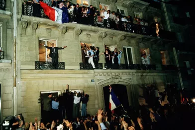 7 mai 1995.Les résultats du 2ème tour des élections présidentielles : Jacques Chirac, élu président de la République, salue la foule debout sur le rebord d'une fenêtre au balcon du 1er étage de son QG avenue d'Iéna à Paris, avec son épouse Bernadette à ses côtés.