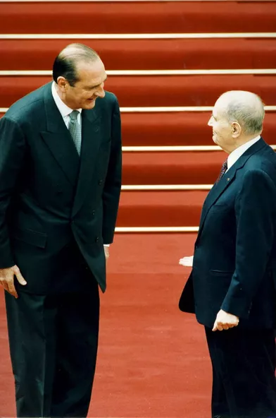17 mai 1995.La passation des pouvoirs entre le président sortant François Mitterrand et le président élu Jacques Chirac à l'Elysée : les deux hommes se sourient sur le tapis rouge après la cérémonie à l'intérieur du palais.