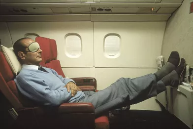 18 septembre 1987. Jacques Chirac en pantoufles et masque sur les yeux se reposant à bord du Concorde l'emmenant en Nouvelle-Calédonie.