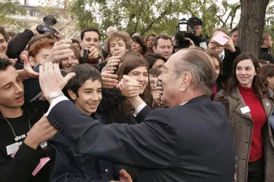 11 novembre 2005.Bain de foule pour Jacques Chirac souriant, serrant les mains de jeunes après les cérémonies du 87ème anniversaire de l'armistice de 1918 à l'Arc de Triomphe à Paris.