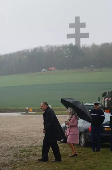 9 novembre 2006.Jacques et Bernadette Chirac à Colombey-les-Deux-Eglises, en Haute-Marne, pour célébrer le 36ème anniversaire de la mort du général de Gaulle et pour poser la première pierre du mémorial. Au fond, la croix de Lorraine.