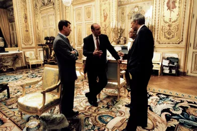 9 novembre 2001.Jacques Chirac conversant avec ses conseillers dans son bureau de l'Elysée : de gauche à droite, le général Henri Bentegeat, chef de l'état-major particulier, Jean-Marc de la Sablière, conseiller diplomatique et «sherpa», et Dominique de Villepin, secrétaire général de l'Elysée.