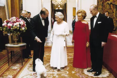 5 avril 2004.Dîner d'Etat donné à l'Elysée en l'honneur de la reine Elizabeth II : Jacques Chirac lui présentant son chien Sumo sous le regard amusé de Bernadette et du prince Philip d'Angleterre.