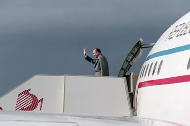 1er décembre 2001.En Tunisie, à Carthage, visite officielle de Jacques Chirac lors de sa tournée éclair dans le Maghreb. Sur la passerelle d'un avion, Jacques Chirac saluant de la main avant de s'envoler pour Alger.