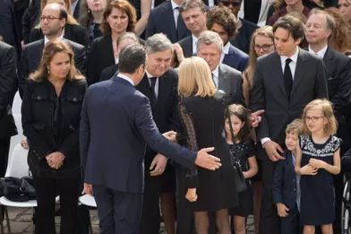 Le couple présidentiel salue les proches de Simone Veil.
