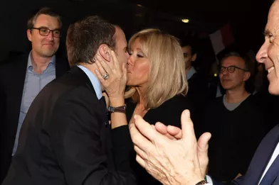  Le couple s'embrasse en marge d'unmeeting à Talence, en mars 2017.