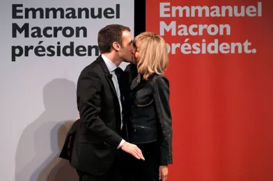 Emmanuel Macron embrasse son épouse Brigitte le 8 mars 2017 sur la scène du théâtre Antoine.