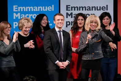 Brigitte Macron sur la scène duthéâtre Antoine, le 8 mars 2017, aux côtés de son mari.