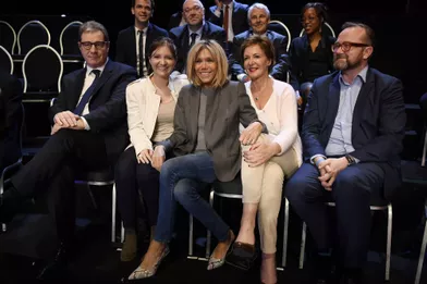 Brigitte Macron pose avec Aurore Berge et Frédérique Dumas dans le public du deuxième débat présidentiel, diffusé le 4 avril par BFM TV et CNews.