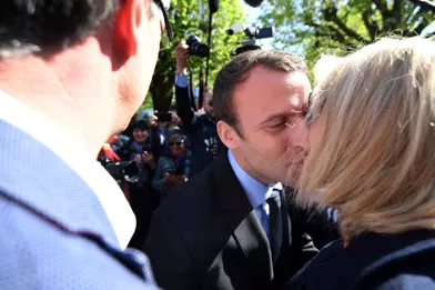 Lors d'une visite àBagnères de Bigorre le 12 avril 2017,Emmanuel Macron embrasse son épouse.