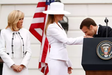 Emmanuel Macron saluant Melania Trump.