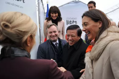 Brigitte Macron saluée par levice-ministre des Affaires étrangères chinois Zhang Yesui.