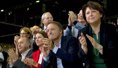 Martine Aubry se lève pour applaudir son &quot;rival&quot; lors de la primaire socialiste.