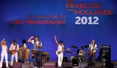Yannick Noah a donné un mini-concert avant l'arrivée de François Hollande à la tribune.
