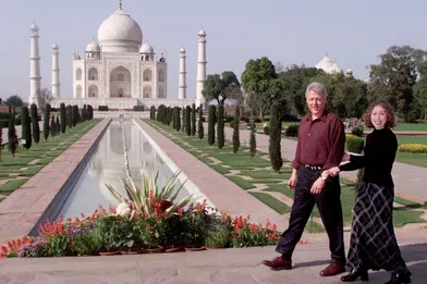 Bill Clinton et sa fille Chelsea visitent le Taj Mahal en mars 2000.