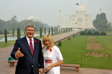En novembre 2012,le Premier ministre canadien Stephen Harper visite avec son épouse Laureen le Taj Mahal.