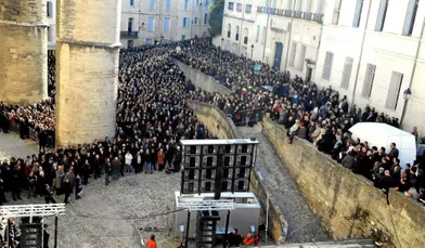 1500 personnes ont assisté aux obsèques de Georges Frêche en la catédrale Saint-Pierre de Montpellier. Ceux qui n'ont pu entrer dans l'édifice ont suivi la cérémonie sur écran géant.