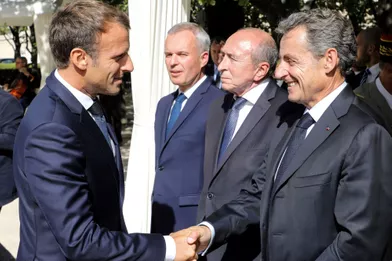 Emmanuel Macron salue Nicolas Sarkozy.