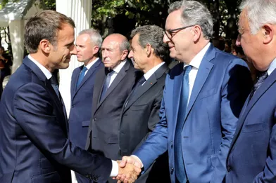 Emmanuel Macron salue Richard Ferrand.