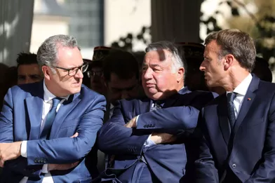 Emmanuel Macron aux côtés des présidents de l'Assemblée nationale et du Sénat.