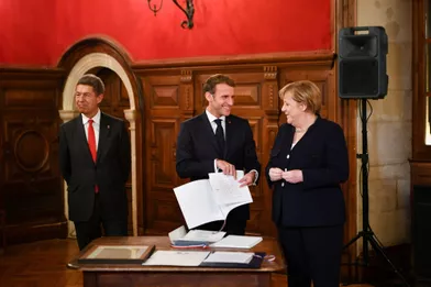 Emmanuel Macron a remis mercredi à Angela Merkel la Grand'Croix, la distinction la plus élevée de l'ordre de la Légion d'honneur.