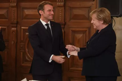 Emmanuel Macron a remis mercredi à Angela Merkel la Grand'Croix, la distinction la plus élevée de l'ordre de la Légion d'honneur.