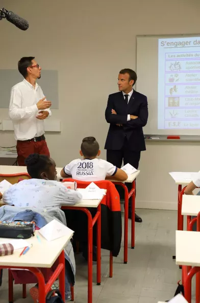 Emmanuel Macrona été accueilli lundi matindans un collège de Lavaloù il a assisté à la rentrée des classes des élèves de 6e.